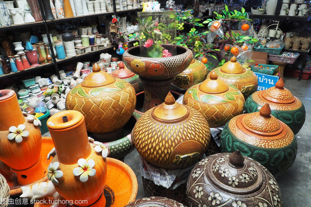 店里的陶瓷產(chǎn)品